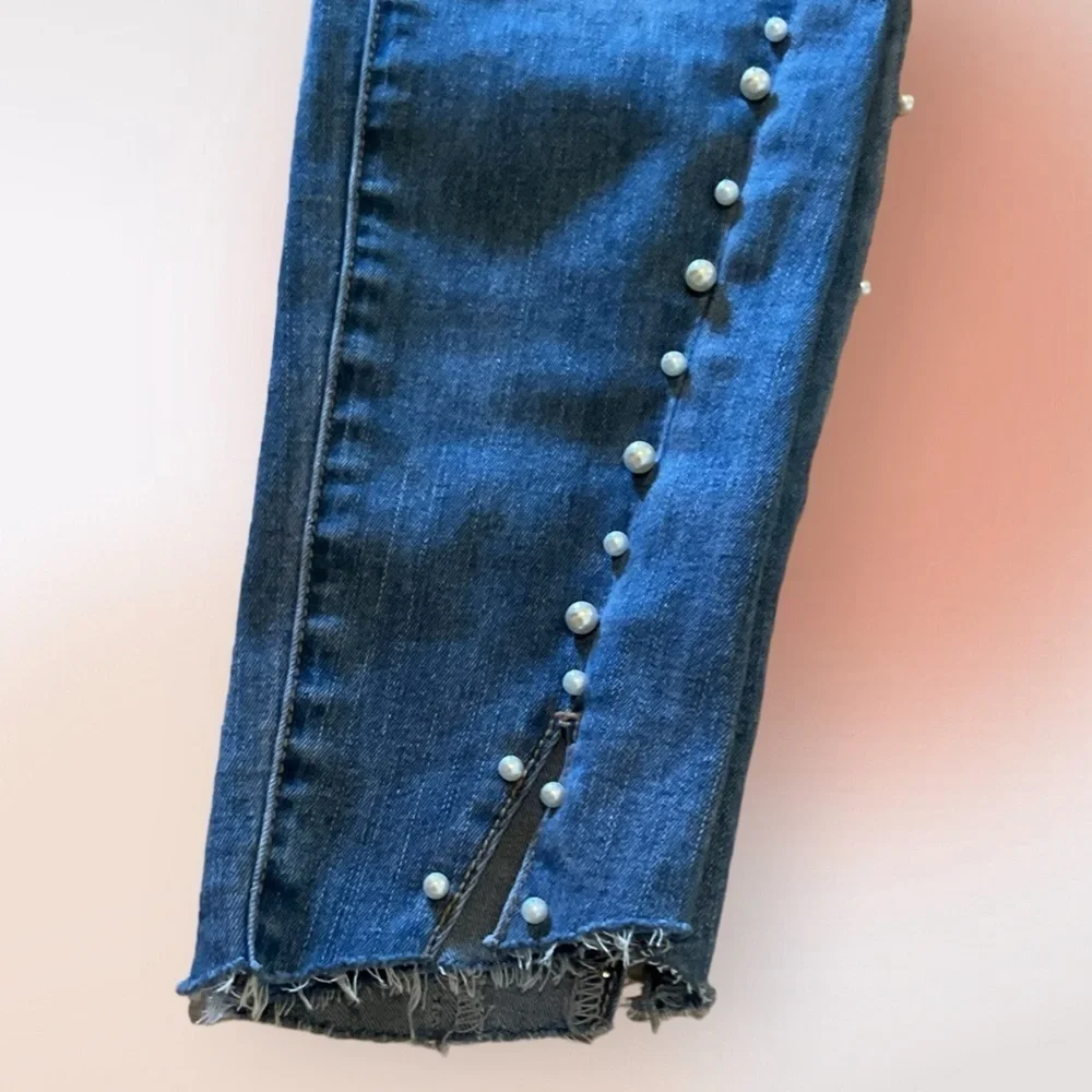 Dulce Be Lightly Distressed Denim Ankle Jeans Embellished with Pearls Size Jr 7